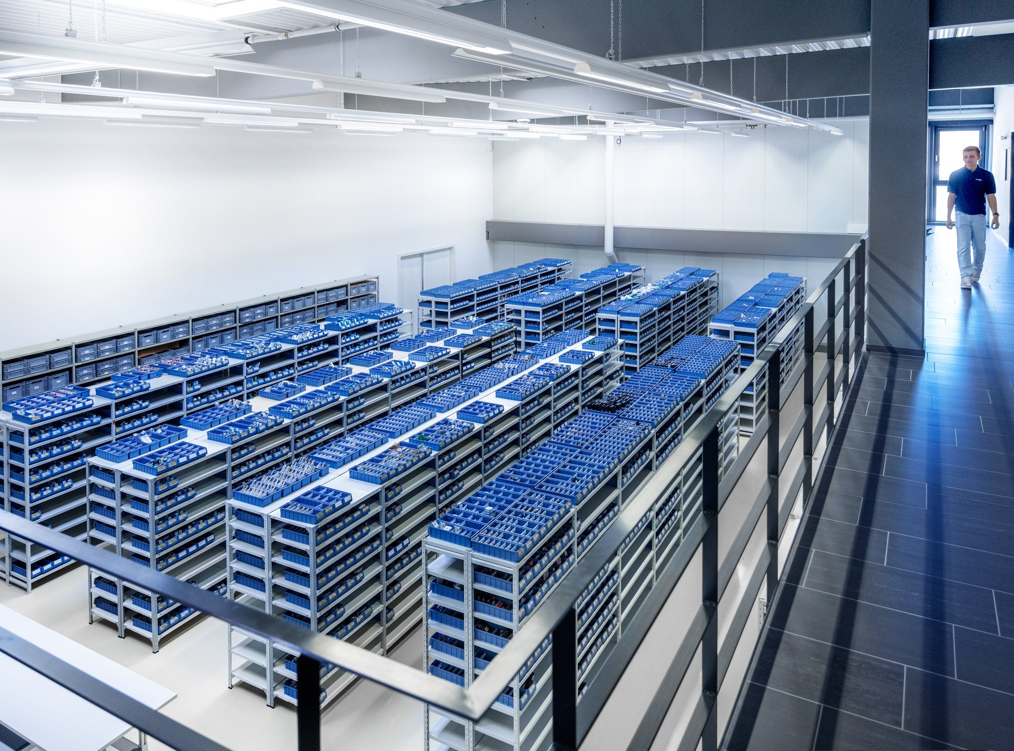 Blick von oben auf das Werkzeuglager von Mayer Tools. Man sieht viele Regale mit Werkzeugbehältern.