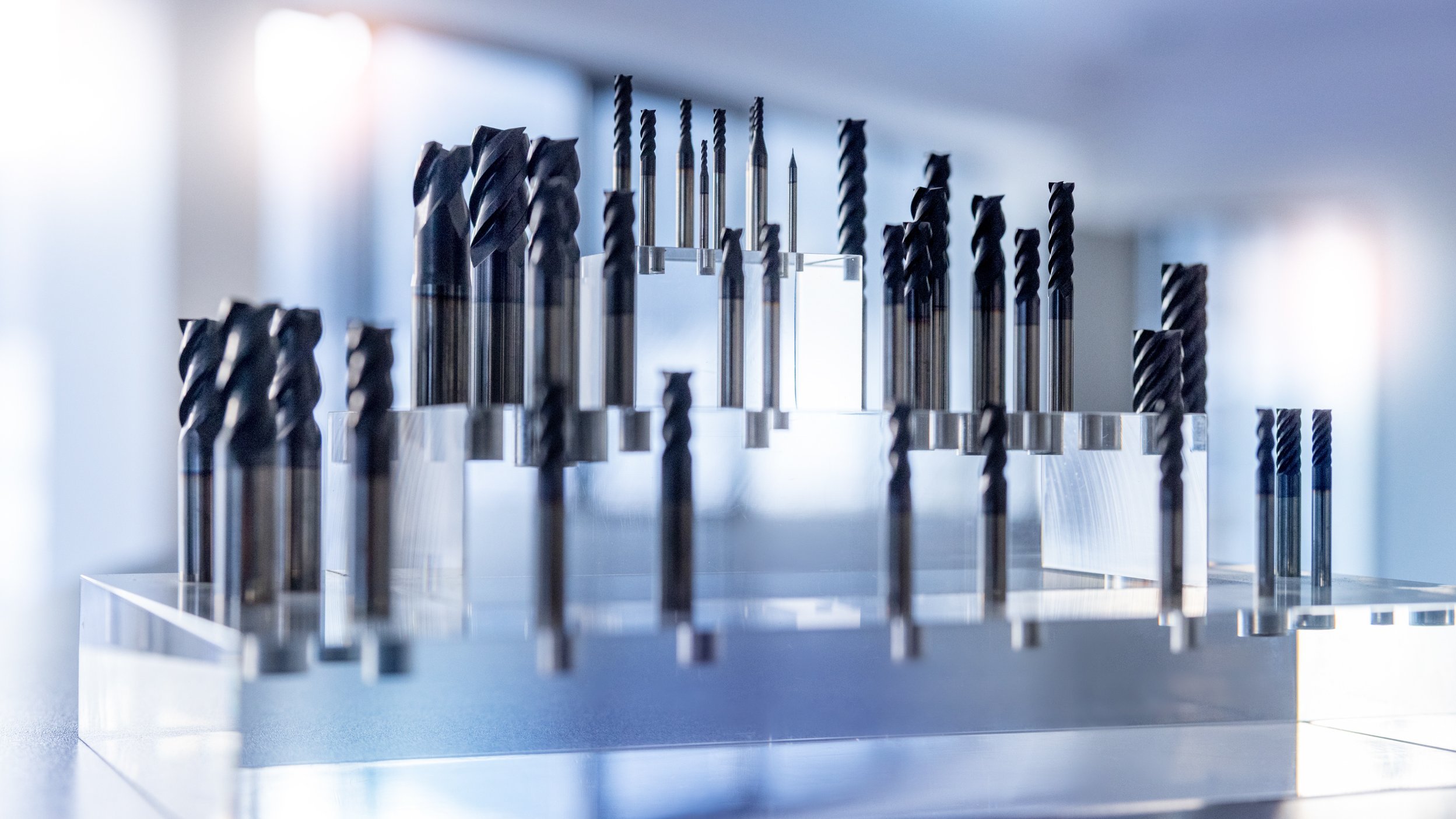 Acrylglasständer mit verschiedenen Bohrern für die maschinelle Metallbearbeitung