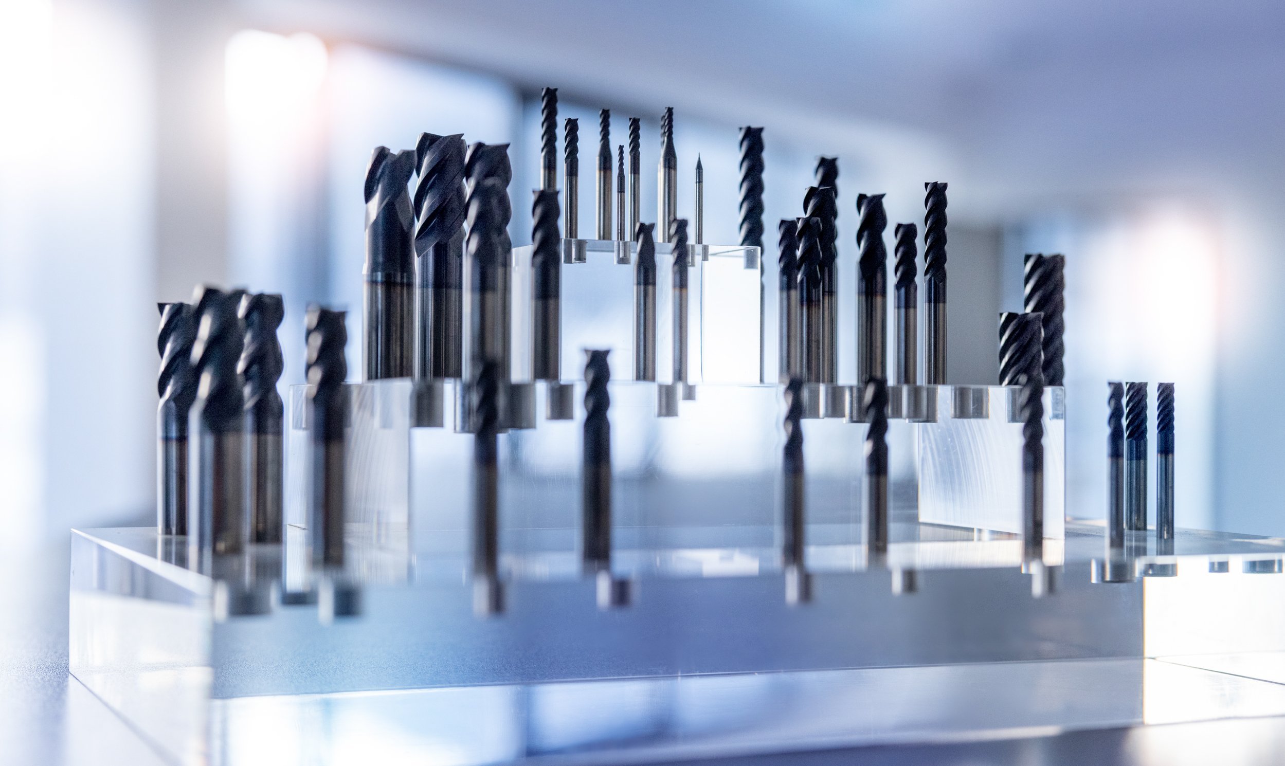 Acrylglasständer mit verschiedenen Bohrern für die maschinelle Metallbearbeitung