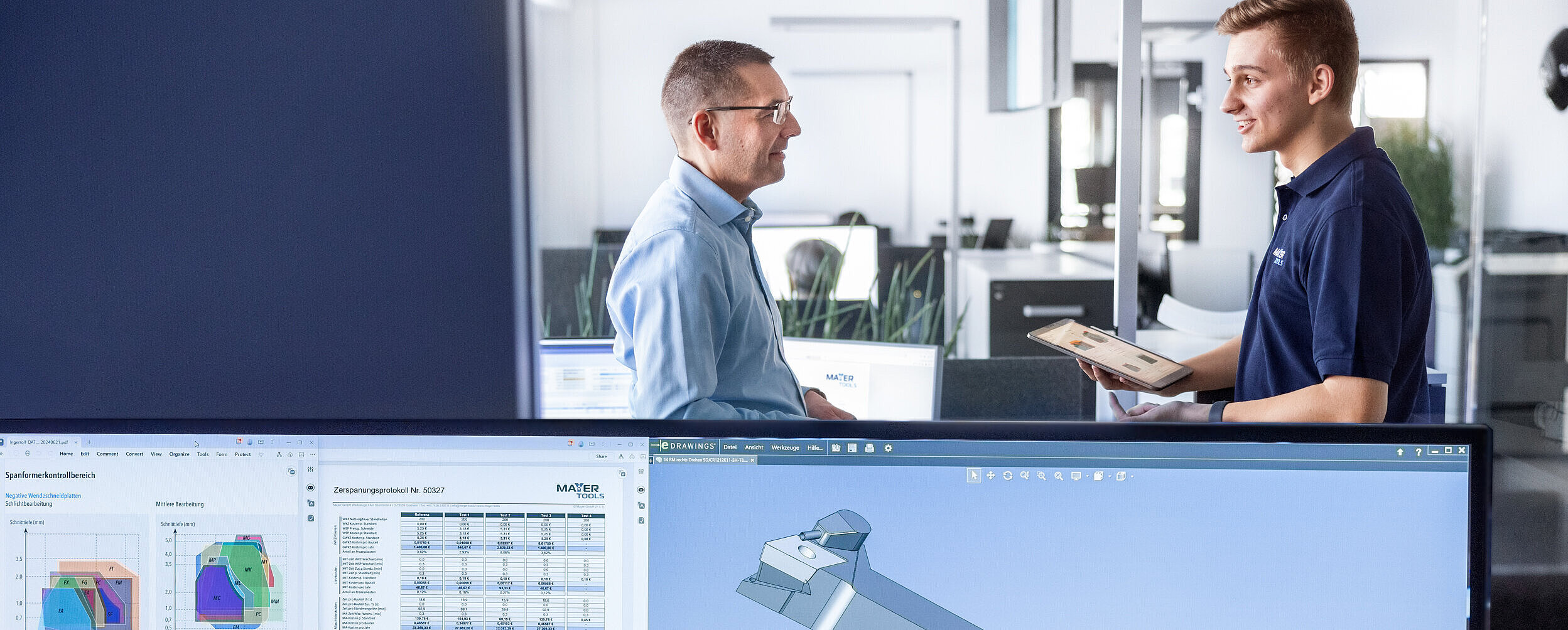 Zwei Männer führen ein geschäftliches Gespräch über ein technisches Projekt. Eine Person hält ein Tablet in der Hand.