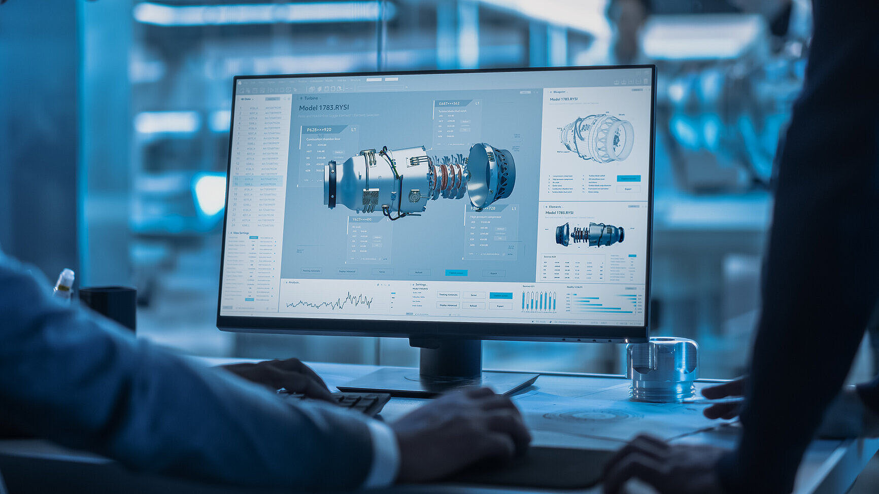 Ingenieure analysieren 3D-CAD-Konstruktion eines technischen Bauteils am Computer in einem modernen Entwicklungsbüro – Produktentwicklung, Industrie 4.0, digitale Fertigung
