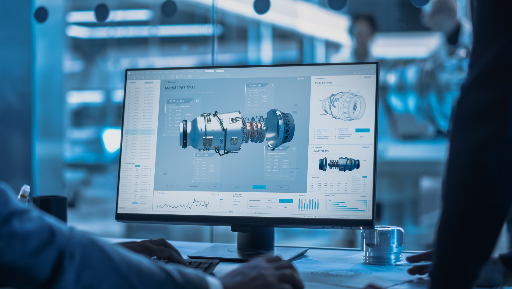 Ingenieure analysieren 3D-CAD-Konstruktion eines technischen Bauteils am Computer in einem modernen Entwicklungsbüro – Produktentwicklung, Industrie 4.0, digitale Fertigung